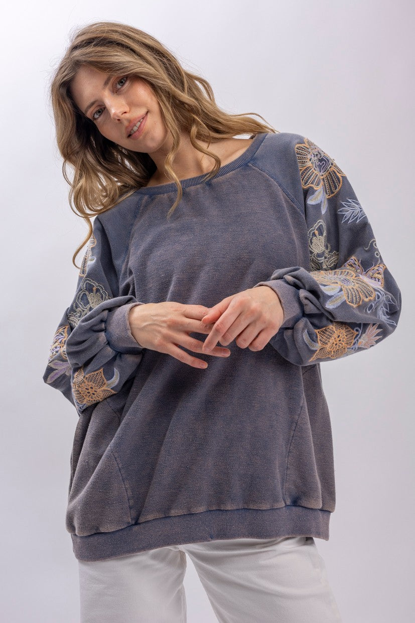 BLUE VELVET Floral Embroidery Raglan Sleeve Pullover