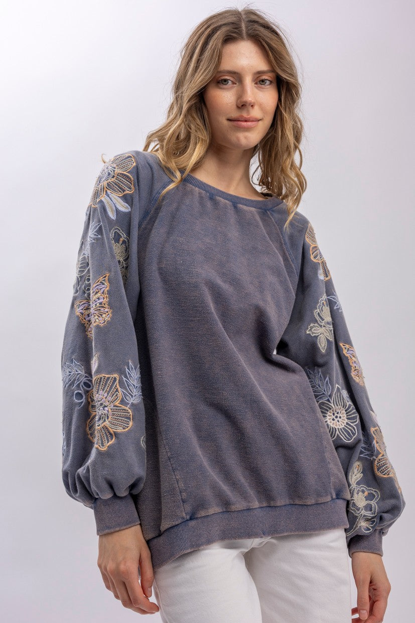 BLUE VELVET Floral Embroidery Raglan Sleeve Pullover
