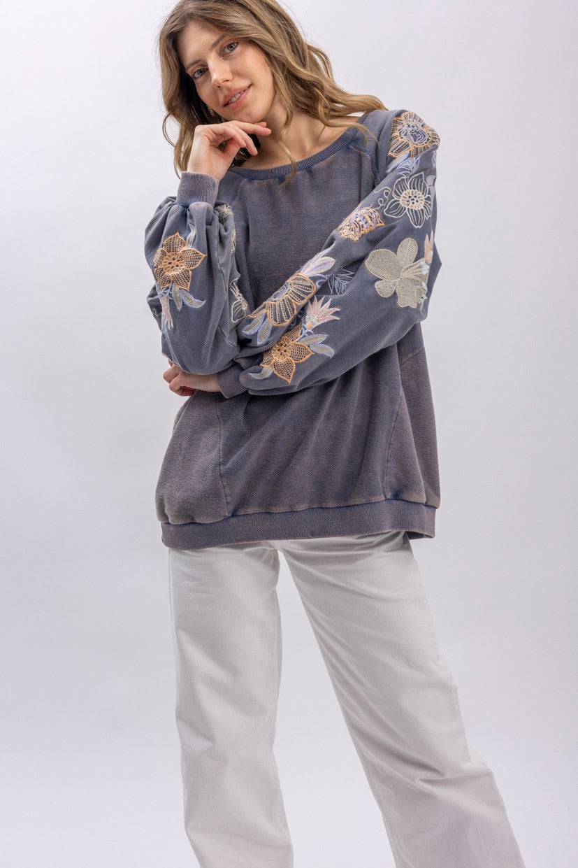 BLUE VELVET Floral Embroidery Raglan Sleeve Pullover