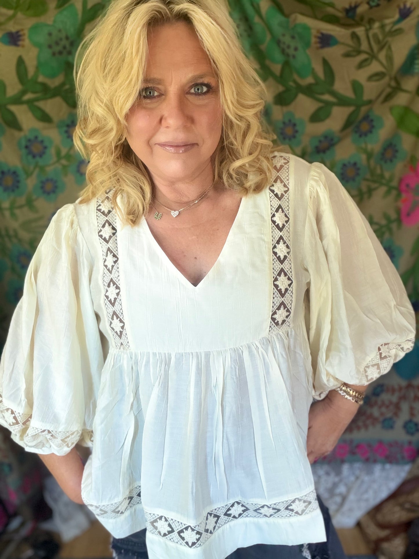 BIBI Crinkle Woven V Neck Top