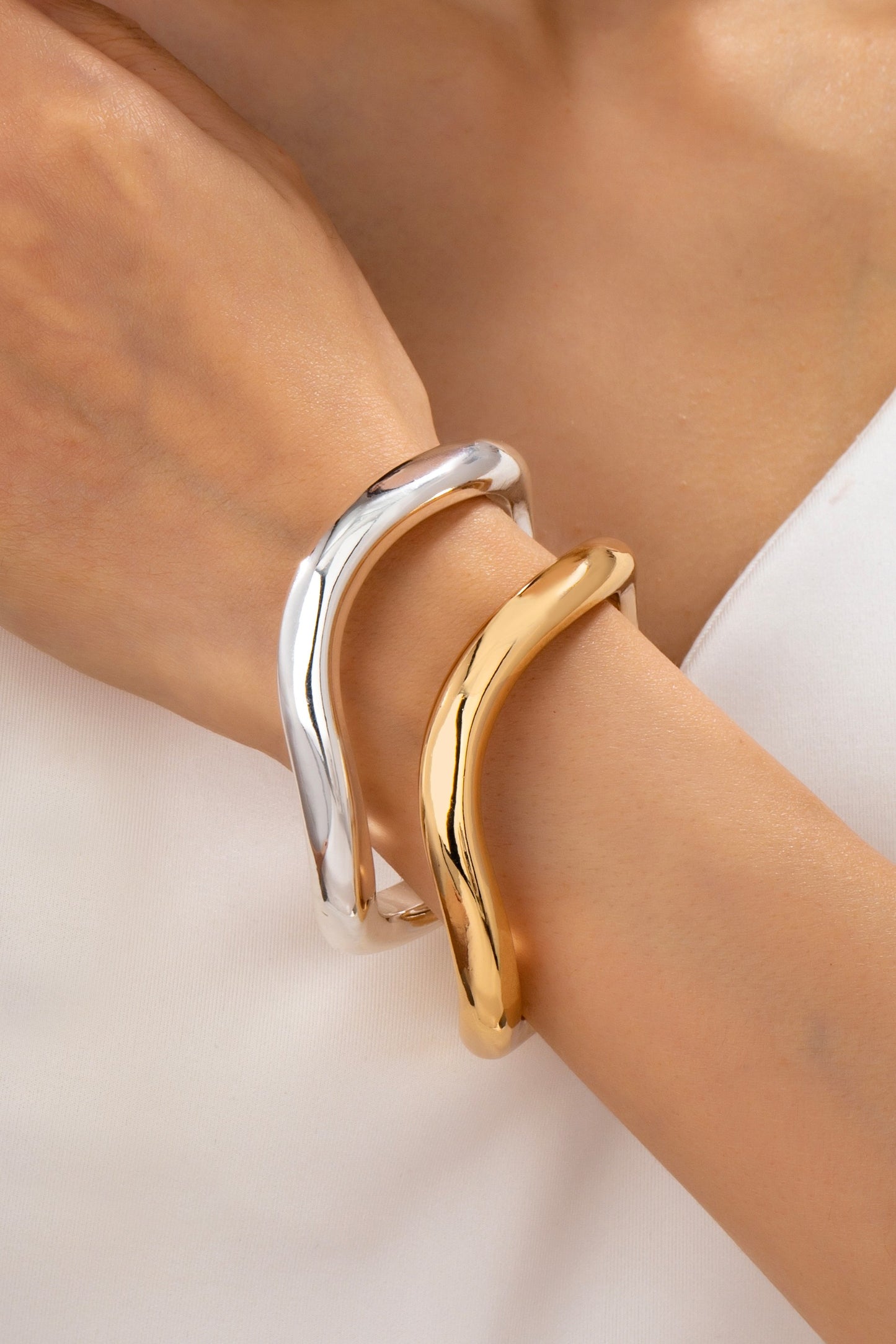 JOSSLYN Two-Tone Wavy Tube Bangle Duo